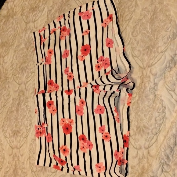 Elle Womans White With Black Stripes & Pink Flowers Shorts, Size: 14 - Picture 1 of 9